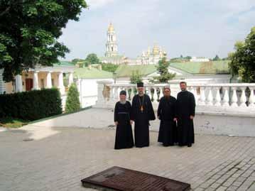 ПРВОЈЕРАРХ ЦРКВЕ БОЖИЈЕ У ШУМАДИЈИ СРДАЧНО ДОЧЕКАН У ПРАВОСЛАВНОЈ БУКОВИНИ Његово преосвештенство Епископ Шумадијски Г. Јован, на позив Митрополита Г.