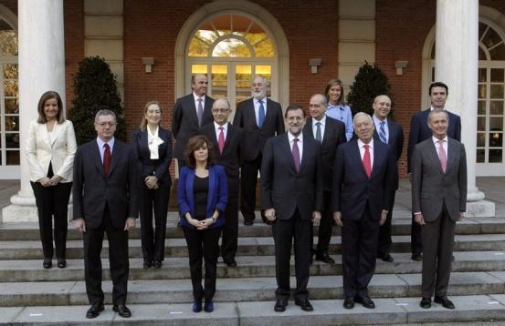 Democrático: Podemos resumir as características básicas dun estado democrático nas seguintes: Constitución: A constitución é o marco xurídico ( legal ) dun estado democrático, é a lei suprema ( máis