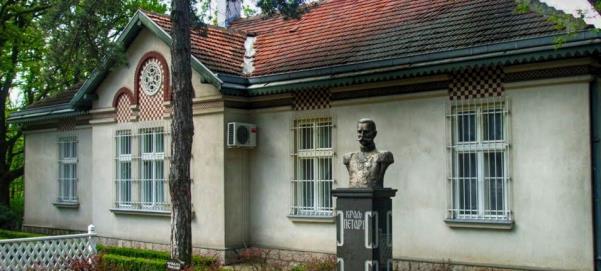 У граду има неколико кућа некадашњих ага и бегова.