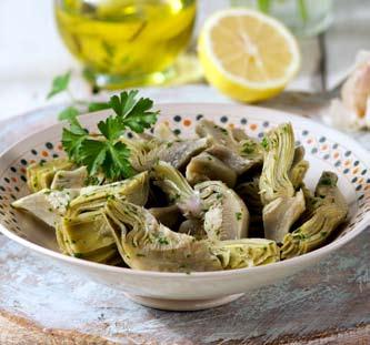 0743) 1 αβοκάντο 3 φρέσκα κρεμμυδάκια Για το dressing: 1 / 2 φλυτζ. ελαιόλαδο, 2 κ.σ. κόκκινο ξύδι 2 κ.σ. λαϊμ 1 μικρή χούφτα κόλιανδρο (προεραιτικά) 1 / 4 κ.γλ.