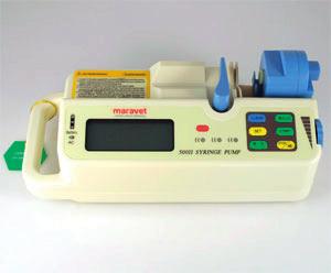 Debite infuzie: seringă de 5 ml: 0.1~100ml/h; seringă de 10ml: 0.1~200ml/h; seringă de 20ml: 0.1~400ml/h; seringă de 30 ml: 0.1 ~ 600ml/h; seringă de 50ml: 0.1 1500ml/h. Creștere injecție: 0.1ml/h.