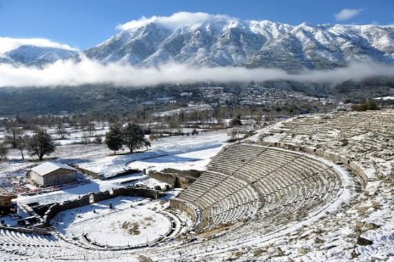 Ως Έλληνες, έχουμε ιερή υποχρέωση και αναλλοίωτη προγονική επιταγή να προστατεύουμε και να διατηρούμε όλα τα ιστορικά μας μνημεία, γιατί αυτά αποτελούν τους αψευδείς μάρτυρες του ένδοξου ελληνικού