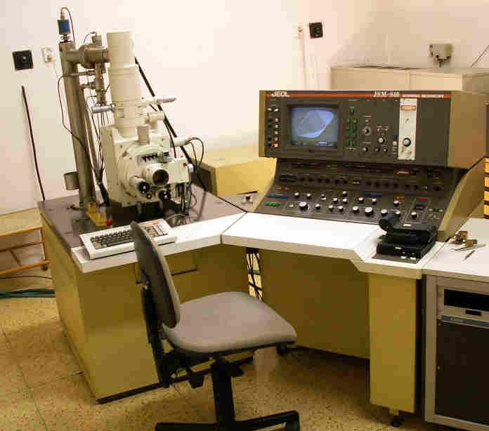 RASTROVACI ELEKTÓNOVÝ MIKROSKOP Rastrovaci elektrónový mikroskop (obr. 4.2) využíva sekundárne emitované elektróny pri dopade elektrónového zväzku na vzorku.