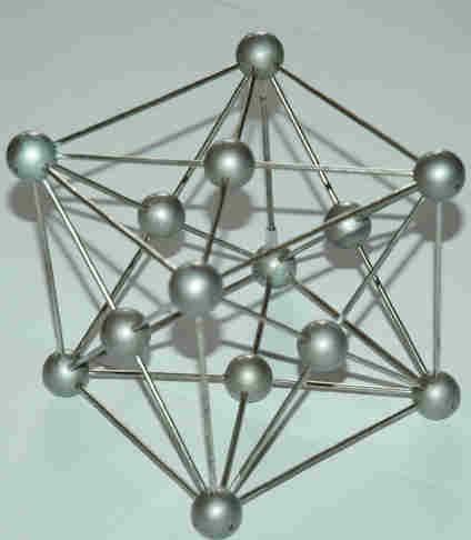 Kovy majú kryštalickú stavbu, pričom majú atómy usporiadané pravidelne podľa geometrických zákonitosti.