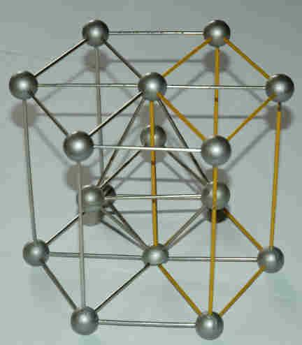 téma 1 Kryštalická stavba kovov obmedzenému počtu sklzných systémov, kovy s hexagonálnou mriežkou majú tiež zníženú tvárnosť za studena. Obr.1.4 Uloženie atómov v hexagonálnej mriežke s tesným usporiadaním Kryštálové mriežky sú charakterizované: a) Parametrom mriežky a o (b o c o ) - vzdialenosť medzi stredmi atómov v mriežke.