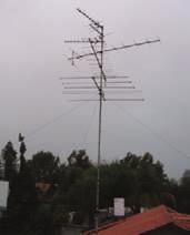 lektromagnētiskā viļņa frontes Antena n 0 1 2 1 2 v T v v T v Stars, pa kuru izplatās elektromagnētiskais vilnis t l = v n n viļņa svārstību frekvence l viļņa garums v viļņa izplatīšanās ātrums 2.16.