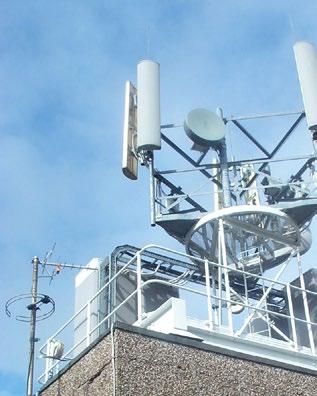 120 Nesaistoša labas prakses rokasgrāmata par Direktīvas 2013/35/ES īstenošanu Elektromagnētiskie lauki 2. sējums 10. Jumta antenas 10.1. Darba vieta Ēku jumtus bieži izmanto par ērtu vietu, kur uzstādīt dažādas telesakaru antenas, kuru darbība uzlabojas pie lielāka augstuma vai labākas tiešredzamības.