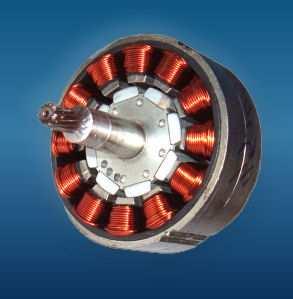 מנועי DC מנועי DC עם מברשות motor) (brushed DC מבוססים על מחלף ומברשות. בדרך כלל מגנט קבוע בסטטור וסלילים ברוטור.