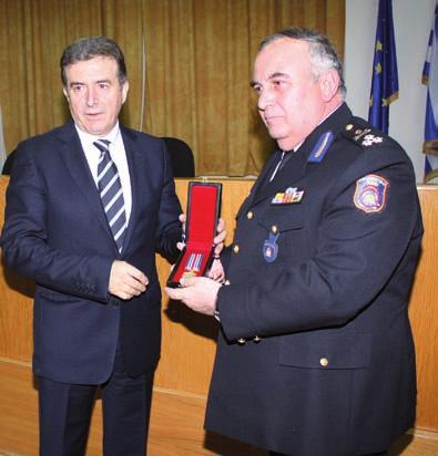 Ο Αρχηγός του Π.Σ. Αντιστράτηγος Αθανάσιος Κοντοκώστας επιδίδει αναμνηστική πλακέτα στον απερχόμενο Αν. Υπουργό. ο οποίος έκανε τις ακόλουθες δηλώσεις: «Κ. Υπουργέ, κ. Γενικοί Γραμματείς, κ.