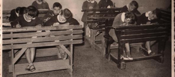 Στην τάξη ήμασταν σχεδόν 30 κορίτσια και όλες ήμασταν μια παρέα. Πόσο θα ήθελα να γύριζα στα χρόνια τα παλιά! Αφροδίτη Ο μπαμπάς της Κατερίνας θυμάται Πήγα στην Α τάξη Δημοτικού το έτος 1968.