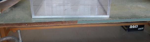Plexiglas διαστάσεων 40cm x 60cm x 40cm και πάχους 5mm και έναν τοίχο από beton ύψους 0,3m, πλάτος στέψης 0,04m και