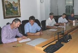 6 ELGO, december 2010 Glavna tema JULIJ 2010 Elektro Gorenjska skupaj s partnerji odpre prvo traso polnilnih postaj za vozila na elektriëni pogon v Sloveniji.
