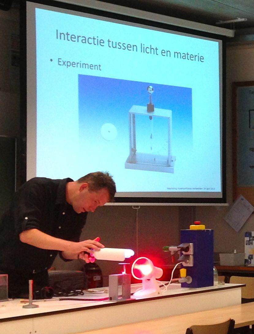 Joonis 6: Belgia õpetaja demonstreerib fotoefekti elektroskoobi ja UV-C lambiga Klassikalise füüsikaga ei saa seletada seda, mida sa äsja elektroskoobi abil nägid.