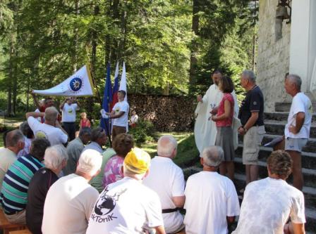 Za posebno slovesnost ob prvem razvitju prapora in njegovi blagoslovitvi je, kot vedno, poskrbel»triglavski ţupnik«g. France Urbanija, predsednik častnega razsodišča Skale.