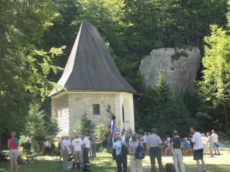 K izjemnemu vzdušju pa je odločilno pripomoglo tudi prelepo vreme, čudovit razgled z vrha Škrlatice in izbrana druţba okoli sto skalašev.
