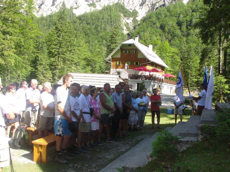 : 0222-2009-1003-417, NLB). Za nečlane je cena ţebljička 100 evrov.