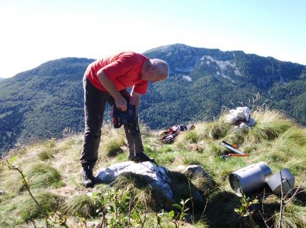 In ker smo nasledniki skalašev, kateri so iskali nove pristope na vrhove in obiskovali turistično nezanimive predele, smo se tudi mi poskušali povzpeti na čim več za običajnega planinca nezanimivih
