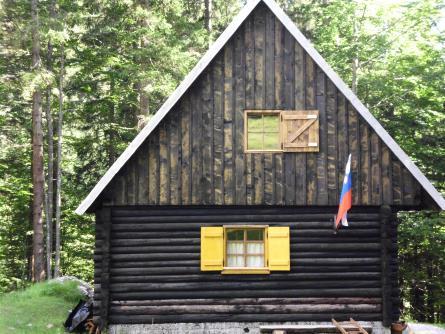 Brunarica na Mangartski planini Kmalu bodo minila tri leta, kar smo na občnem zboru našega kluba sklenili, da prevzamemo v najem zapuščeno brunarico na Mangartski planini, last Zavoda za gozdove