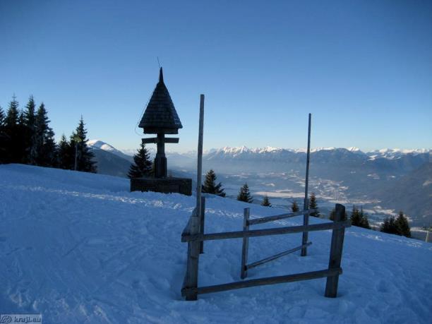 Gorniški klub Karavanke sobota, 4. januar 2014 Peč / Tromeja (1508 m) Pravijo, da je pozimi najlepše na peči in tako bomo tudi mi, v mladi zimi obiskali ta vrh.