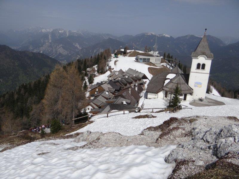 Gorniški klub Karavanke četrtek, 1. maj 2014 Višarje (1766 m) Kot vsako leto, bo tudi letos organiziran romarski pohod ob kapelicah, ki jih je umetniško ustvaril g. Tone Kralj, do Sv. Višarij.