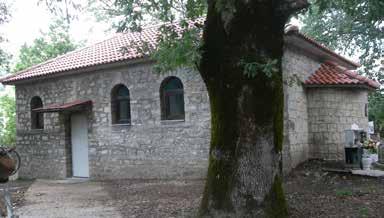 Συγκεκριμένα στις αρχές Ιουλίου ο χωριανός μας Λάμπρος Αυγέρης έφερε με το φορτηγό του τα ξύλα για το ταβάνι σύμφωνα με τα μέτρα που ο ίδιος είχε πάρει πρίν μερικούς μήνες. Τα ξύλα κατέβασαν κάτω (7.