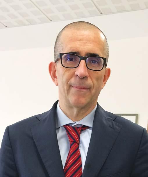 Florion Tefiku ka një eksperiencë të gjerë në fushën e Kontrollit dhe Auditimit. Nga muaji mars 2008 dhe në vazhdim ai punon pranë Intesa Sanpaolo S.p.A. Milano, si Auditues i Parë për bankat e huaja.