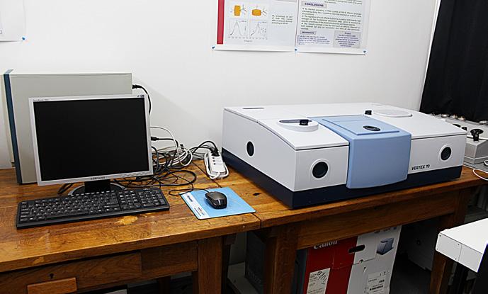 este o tehnică a spectroscopiei vibraționale bazată pe fenomenul de absorbție selectivă a radiației din domeniul infraroșu (moleculele absorb frecvențe specifice din IR ce corespund frecvențelor