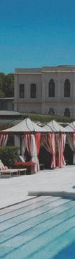 Επίσης κατά µήκος του Βοσπόρου µεγάλη βεράντα και κήπο µε εξωτερική θερµαινόµενη πισίνα.