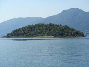 Ιστορικά βρίσκουμε τη Νήσο Στρογγυλή οχυρωμένη περιμετρικά με τοίχος, μια από τις πύλες της οχύρωσης βρίσκεται στη ΒΑ πλευρά και το τείχος ενισχύεται από τετράγωνο πύργο Η οχύρωση οφείλεται στη