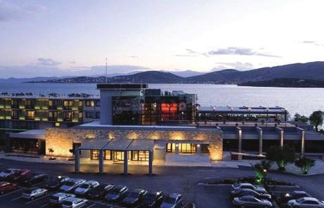 Εμείς θα κάνουμε τη βόλτα μας και θα παίξουμε τις χιονιές μας στο χωριό.