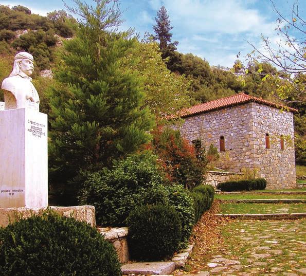 Αρχίζουμε τις επισκέψεις μας από την πετρόχτιστη ιστορική Καρύταινα με το θρυλικό πεντάτοξο γεφύρι και το Φράγκικο κάστρο του 13ου αιώνα.