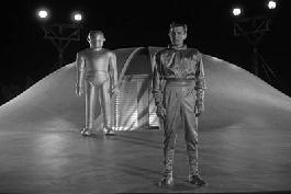 χωρίς να βλάψεις όμως τους στρατιώτες που του επιτέθηκαν. Ο Klaatu τον περιγράφει ως ρομπότ με αστυνομική δύναμη κατασκευασμένο και προγραμματισμένο να διαφυλάξει την ειρήνη σε κάθε τι πολεμικό.