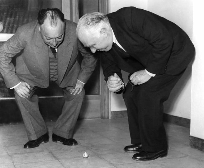 Σχήμα 4: O W. Pauli και ο H. Bohr το 1954 κατά τα εγκαίνια του νέου Ινστιτούτου Φυσικής στο Πανεπιστήμιο του Lund στην Σουηδία παίζοντας με τη σβούρα. Από το φωτογραφικό αρχείο του E.