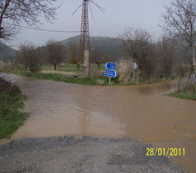 Φωτογραφία 7.3 : Κατάκλυση οδών Φωτογραφία 7.4: : Ανύψωση στάθμης νερού σε τεχνικό 7.4.2 Αι τια και μηχανισμοι πλημμυ ρας Οι πλημμύρες στην περιοχή του Οροπεδίου Λασιθίου εμφανίζονται με δύο κυρίως μηχανισμούς: Επιφανειακές απορροές.
