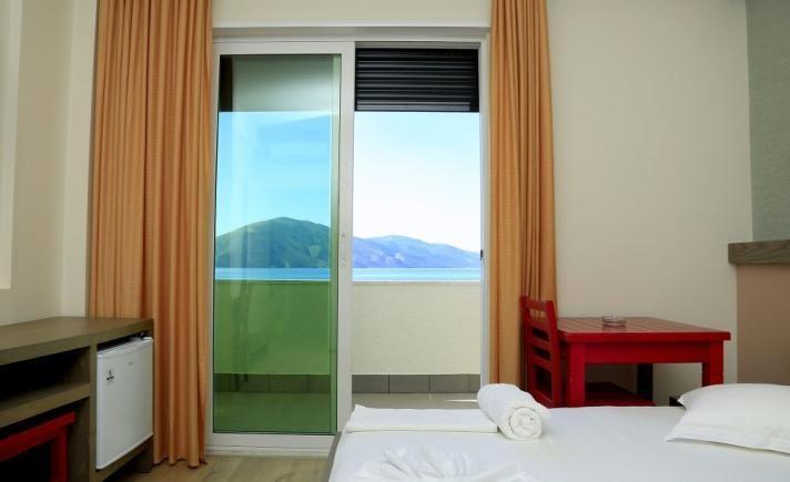 Korištenje ležaljki i suncobrana uključeno u cijenu. SOBE: 15 klimatiziranih i lijepo dizajniranih soba površine (dvokrevetna soba 22m 2, trokrevetna soba 26m 2 ).