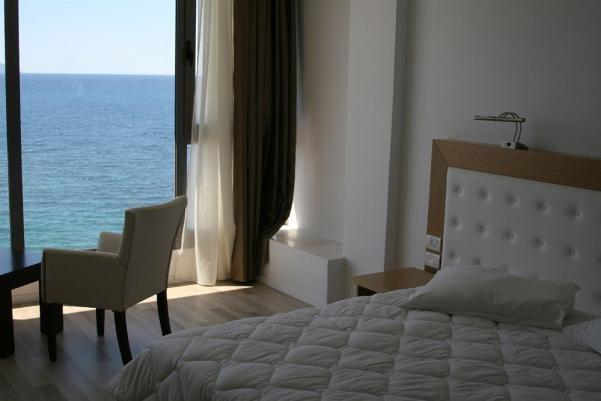 SADRŽAJI: recepcija 24h, lift, mjenjačnica, restoran, bar, WiFi Internet, sef na recepciji, besplatan parking, privatna plaža ispred hotela.