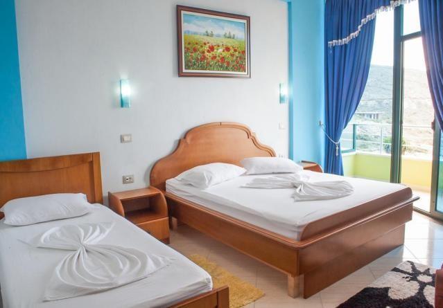 Korištenje ležaljki i suncobrana uključeno u cijenu. SOBE: klimatizirane i lijepo dizajniranih soba površine od 26m 2-30m 2.