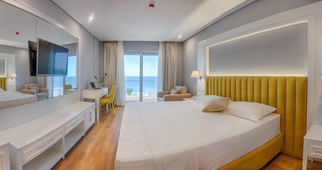Sve sobe su klimatizirane i imaju balkon, SAT/TV sa ravnim ekranom, telefon, ormar, sto, sef, mini bar, pegla i daska za peglanje, kupatilo sa tušom ili kadom, wc; bide, peškiri, papuče, oprema za