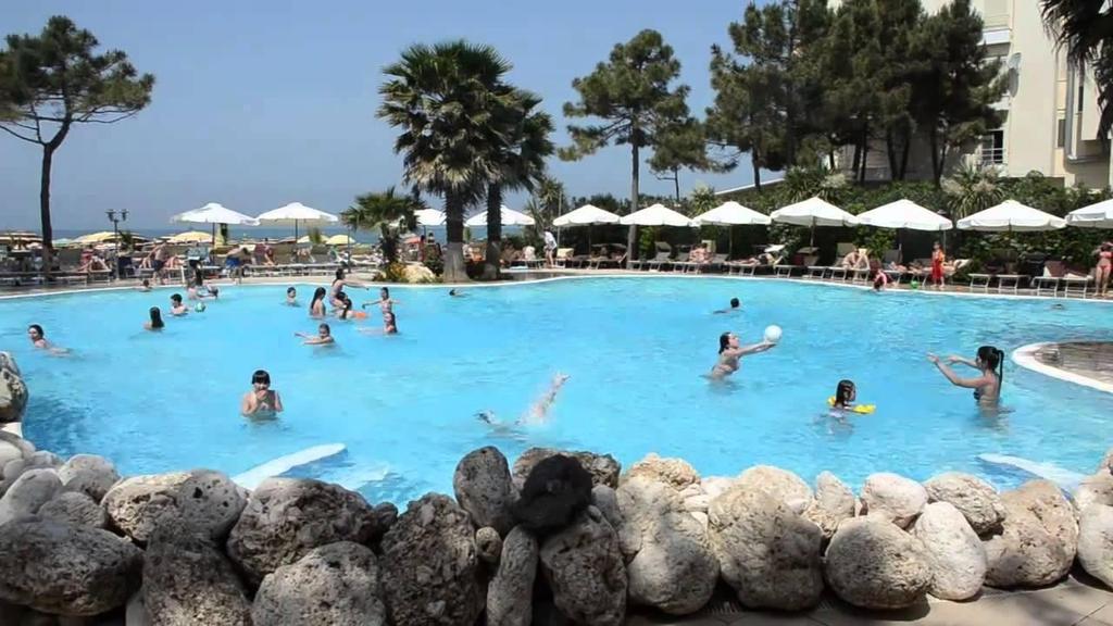 sala za bilijar, suvenirnica, mjenjačnica, lift, sala za konferencije, besplatni parking. Besplatni WiFi internet dostupan je u cijelom objektu.