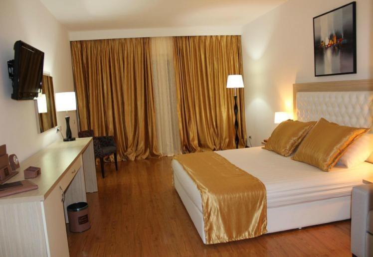 SADRŽAJI: recepcija 24h, lift, restoran, bar, vanjski bazen, konferencijska sala, WiFi internet, fitness centar, spa & welness centar.