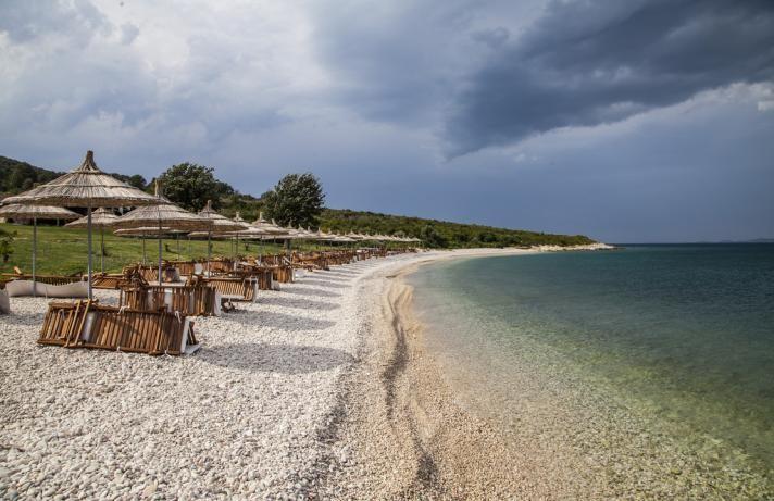 Sa 150km morske obale na kojoj se spajaju Jadransko i Jonsko more, azurno plavim morem, plažama sa bijelim pijeskom, zelenim šumama, plantažama maslina i limuna, i bogatim kulturno-historijskim