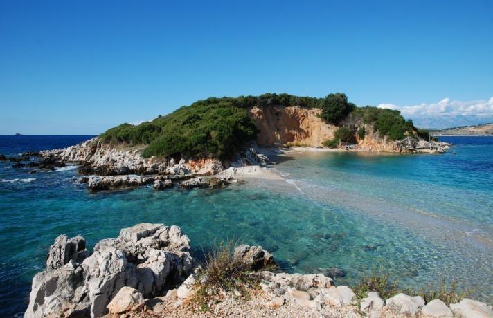 U Vlori i oko nje u zadnje vrijeme izgrađen je niz novih hotela, nove saobraćajnice, a početkom ljeta 2017.