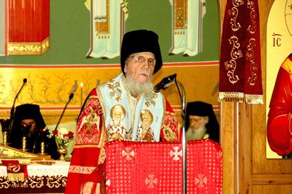 τικῆς κ. Αὐξέντιος ἐξ Ἔτνα Καλιφορνίας τῶν Η.Π.Α., Βοηθὸς τοῦ Σεβασμ. Μητροπολίτου Ἔτνα κ. Χρυσοστόμου. Παρέστη μεγάλος ἀριθμὸς Κληρικῶν, ἀκόμη καὶ ἀπὸ τὸ ἐξωτερικὸ (Ρουμανία, Ἰταλία, Κένυα, Η.Π.Α., Βραζιλία), ὡς καὶ μεγάλο πλῆθος Μοναχῶν καὶ Μοναζουσῶν καὶ εὐλαβῶν πιστῶν.