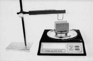 שאלה 8 בתמונה מתואר מכשיר למדידת הכוח הפועל על זרם חשמלי בשדה מגנטי (מאזני זרם). המכשיר מורכב ממגנט בצורת U המונח על מאזניים רגישות ומלולאה נושאת זרם.