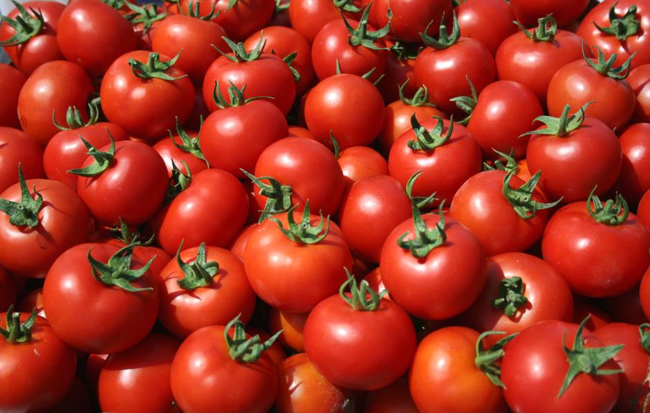 Σολανόν το κονδυλόρριζον, Solanum tuberosum) γνωστή και ως "γεώμηλο", είναι φυτό που ανήκει στην οικογένεια των Σολανιδών (Solanaceae).
