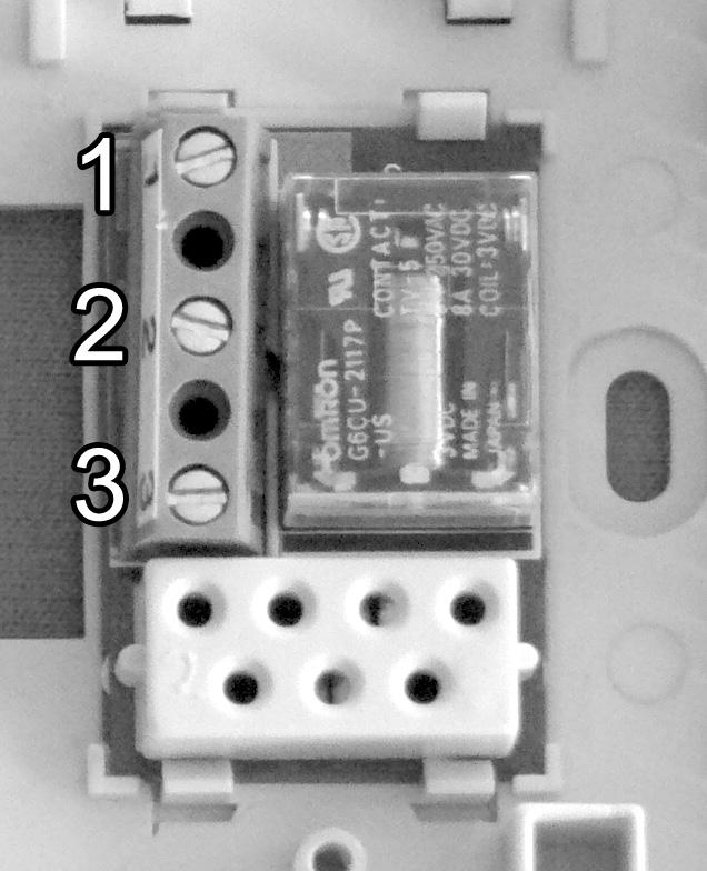 6. REALIZAREA CONEXIUNILOR Termostatul conþine un releu de ieºire cu 3 puncte de conexiune fãrã potenþial electric: 1 (NO), 2 (COM) ºi 3 (NC). Borna 3 nu va fi utilizatã!