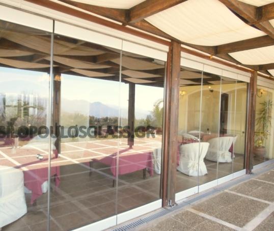 ΦΥΣΑΡΜΟΝΙΚΕΣ ΠΤΥΣΟΜΕΝΕΣ ΠΟΡΤΕΣ FOLDING GLASS DOORS Με μονό ή διπλό υαλοπίνακα ασφαλείας, απλό η ενεργειακό, εξασφαλίζεται η απαιτούμενη άνεση μεταβάλλοντας οποιονδήποτε