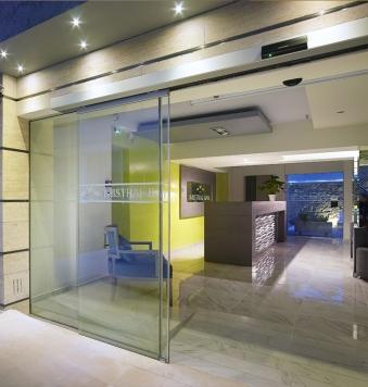 ΑΥΤΟΜΑΤΕΣ ΠΟΡΤΕΣ AUTOMATIC GLASS DOORS Οι αυτόματες πόρτες διαθέτουν πλήρη εξοπλισμό όπως ειδικά ραντάρ ανίχνευσης κίνησης, φ ωτο κ ύ τ τα ρ α α σ φ α λ ε ί α ς η λ ε κ