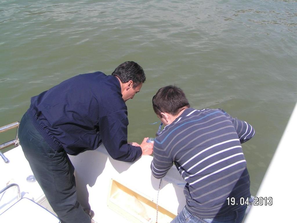 Слика 8 Пакување на пробите за вода и нивно обележување Figure 8.