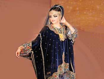 محافظة مسقط يصنع الثوب من قماش ساده أو بنقوش هندسية أو على شكل زهور وهي مصنوعة من نسيج القطن ومزينة بشرائط ذهبية أو فضية أما األجزاء المحيطة بالرقبة و أسورة الكم فغالبا ما تكون مصنوعة من قماش التلي